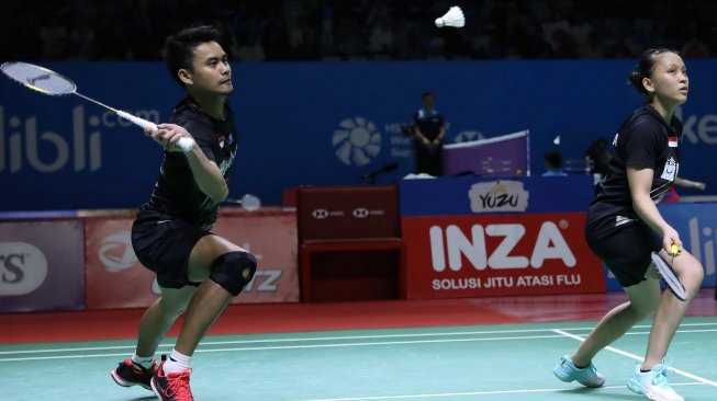 Pasangan ganda campuran Indonesia, Tontowi Ahmad/Winny Oktavina Kandow, melaju ke babak kedua Indonesia Open 2019 usai mengalahkan Satwiksairaj Rankireddy/Ashwini Ponnappa (India) di Istora Senayan, Jakarta, Rabu (17/7). [Humas PBSI]