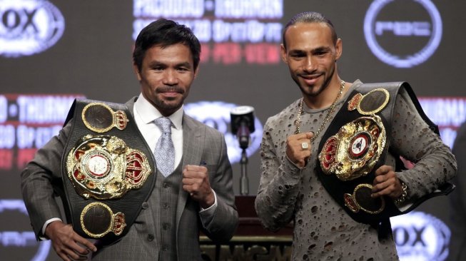 Manny Pacquiao (kiri) dan Keith Thurman usai melakukan konferensi pers terakhir di MGM Grand Hotel & Casino, Las Vegas, Rabu (17/7/2019). Kedua petinju akan bertarung pada 20 Juli mendatang. [AFP/John Gurzinski]