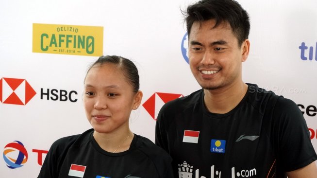 Pasangan ganda campuran Indonesia, Tontowi Ahmad/Winny Oktavina Kandow, meraih tiket perempat final Indonesia Open 2019 usai mengalahkan wakil Thailand, Niptiphon Phuangphuapet/Savitree Amitrapai, di Istora Senayan, Jakarta, Kamis (18/7). [Suara.com/Arief Apriadi]