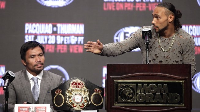 Manny Pacquiao (kiri) dan Keith Thurman melakukan konferensi pers terakhir di MGM Grand Hotel & Casino, Las Vegas, Rabu (17/7/2019). Kedua petinju akan bertarung pada 20 Juli mendatang. [AFP/John Gurzinski]