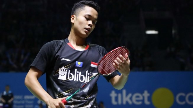 Pebulutangkis tunggal putra Indonesia, Anthony Sinisuka Ginting, terhenti di babak kedua Indonesia Open 2019 usai kalah dari Kantaphon Wangcharoen (Thailand) di Istora Senayan, Jakarta, Kamis (18/7). [Humas PBSI]