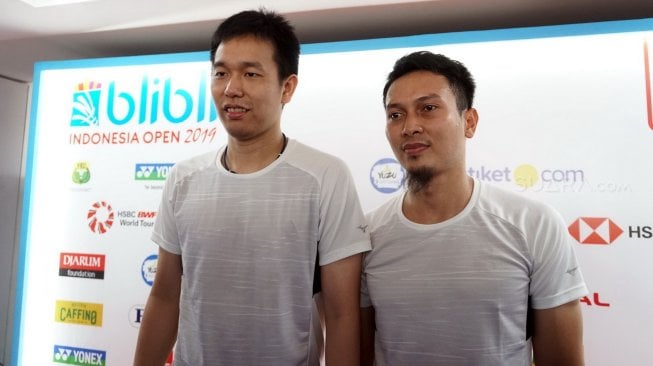 Pasangan ganda putra Indonesia, Hendra Setiawan/Mohammad Ahsan, melaju ke semifinal Indonesia Open 2019 usai mengalahkan Hiroyuki Endo/Yuta Watanabe (Jepang) di Istora Senayan, Jakarta, Jumat (19/7). [Suara.com/Arief Apriadi]