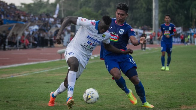 Pemain Persib Bandung Ezechiel Ndouasel (kiri) berebut bola dengan pemain PSIS Semarang Rio Saputro pada pertandingan lanjutan Liga 1 di Stadion Moch. Soebroto, Magelang, Jawa Tengah, Minggu (21/7/2019). ANTARA FOTO/Mohammad Ayudha