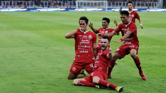 Pesepak bola Persija Jakarta selebrasi usai mencetak ke gawang PSM Makassar di pertandingan Final Piala Indonesia 2018-2019 leg pertama di Stadion Utama Gelora Bung Karno (GBK), Senayan, Jakarta, Minggu (21/7). [Suara.com/Muhaimin A Untung]