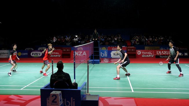 Pasangan Marcus Gideon-Kevin Sanjaya bertanding melawan duet Mohammad Ahsan-Hendra Setiawan dalam babak final ganda putra Blibli Indonesia Open 2019 di Istora Senayan, Gelora Bung Karno, Jakarta, Minggu (21/7). [Suara.com/Arief Hermawan P]