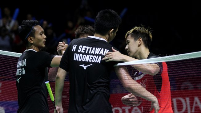 Pasangan Marcus Gideon-Kevin Sanjaya bersalaman Mohammad Ahsan-Hendra Setiawan usai pertandingan babak final ganda putra Blibli Indonesia Open 2019 di Istora Senayan, Gelora Bung Karno, Jakarta, Minggu (21/7). [Suara.com/Arief Hermawan P]