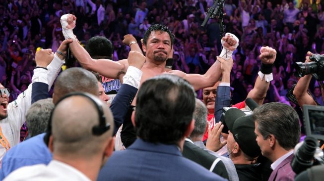 Ikon tinju dunia, Manny Pacquiao (tengah), menjadi juara dunia baru kelas welter WBA (Super) usai mengalahkan juara bertahan Keith Thurman di MGM Grand Garden Arena, Las Vegas, AS, Sabtu (20/7/2019). [AFP/John Gurzinski]