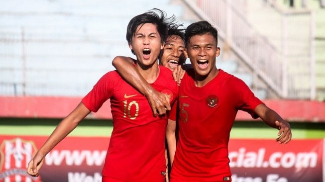 Pesebakbola Timnas Indonesia U 19 Rendy Juliansyah (kiri) bersama Sutan Zico (kanan) melakukan selebrasi setelah mencetak gol ke gawang Persekabpas pada laga Ujicoba pertandingan di Stadion Gelora Delta Sidoarjo, Jawa Timur, Senin (22/7/2019). Timnas Indonesia U 19 berhasil mengalahkan Persekabpas dengan skor akhir 4-0. ANTARA FOTO/Umarul Faruq