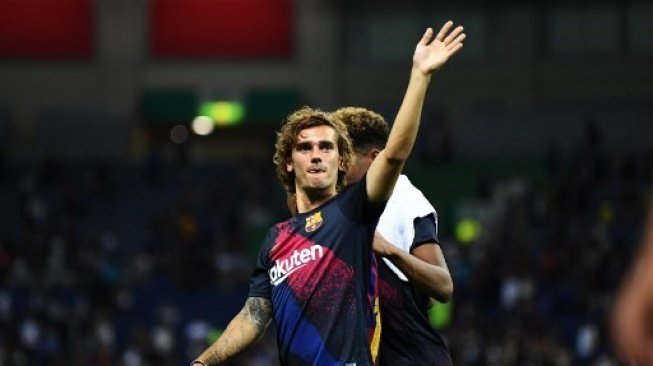 Pemain Barcelona Antoine Griezmann menyapa para suporter setelah menghadapi Chelsea di laga uji coba di Saitama, Jepang. CHARLY TRIBALLEAU / AFP