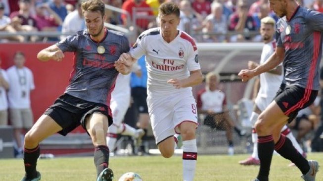 Pemain AC Milan Krzysztof Piatek (tengah) ditempel ketat dua pemain Benfica saat laga International Champions Cup. Joseph Prezioso / AFP