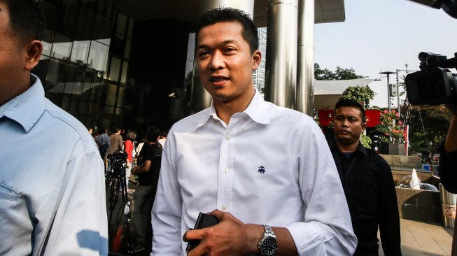 Mantan Atlet Bulutangkis Taufik Hidayat (kiri) meninggalkan gedung KPK seusai menjalani pemeriksaan di Jakarta, Kamis (1/8). [ANTARA FOTO/Rivan Awal Lingga]