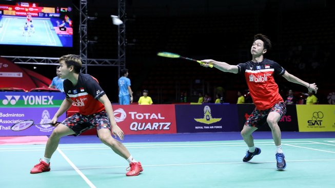 Pasangan ganda putra Indonesia, Kevin Sanjaya Sukamuljo/Marcus Fernaldi Gideon, terhenti di babak perempat final Thailand Open 2019 usai kalah dari Hiroyuki Endo/Yuta Watanabe (Jepang), Jumat (2/8). [Humas PBSI]