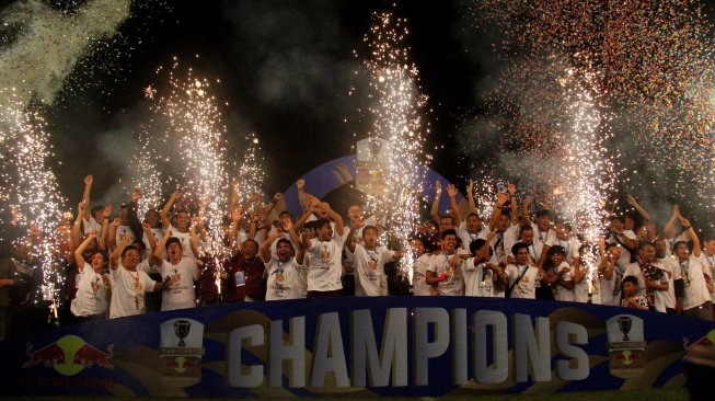 Pesepakbola dan official PSM Makassar berselebrasi usai keluar sebagai juara Piala Indonesia 2019, di Stadion Andi Mattalatta, Makassar, Sulawesi Selatan, Selasa (6/8/2019). PSM Makassar keluar sebagai juara setelah menang pada laga final leg kedua melawan Persija Jakarta dengan skor agregat 2-1. ANTARA FOTO/Abriawan Abhe