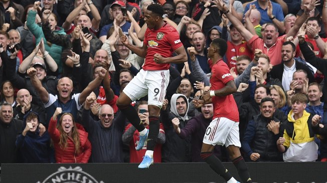 Striker Manchester United Anthony Martial merayakan golnya setelah mencetak gol kedua mereka selama pertandingan sepak bola Liga Inggris antara Manchester United melawan Chelsea di Old Trafford, Manchester, Inggris, Minggu (11/8). [Oli SCARFF / AFP]