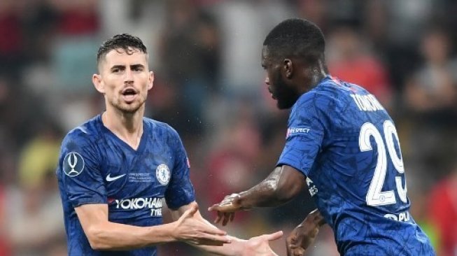 Gelandang Chelsea Jorginho (kiri) merayakan golnya ke gawang Liveerpool dengan rekan setimnya Fikayo Tomori pada Piala Super Eropa  di Besiktas Park Stadium. OZAN KOSE / AFP