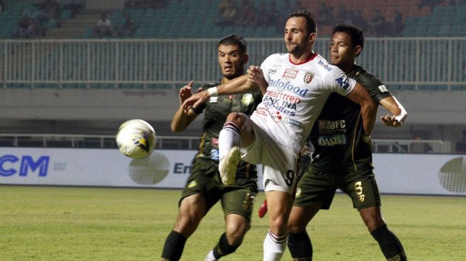 Dua pesepak bola Tira Persikabo menempel ketat pesepak bola Bali United Ilija Spasojevic (tengah) dalam lanjutan Liga 1 2019 di Stadion Pakansari, Cibinong, Kabupaten Bogor, Jawa Barat, Kamis (15/8/2019). Tira Persikabo kalah dengan skor 1-2. ANTARA FOTO/Yulius Satria Wijaya/foc.