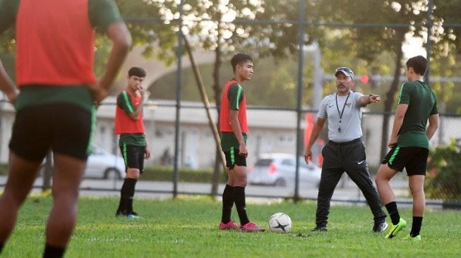 Pelatih Timnas Indonesia U-18 Fakhri Husaini (kedua kanan) memberikan arahan kepada pemainnya saat melakukan latihan di Lapangan Becamex Binh Duong, Vietnam, Jumat (15/8/2019). Indonesia akan menghadapi Malaysia pada semifinal Piala AFF U-18 2019 di Vietnam pada Sabtu (17/8). ANTARA FOTO/Yusran Uccang/pras.