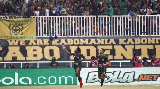 Pesepak bola Tira Persikabo Osas Saha (kiri) melakukan selebrasi setelah mencetak gol ke gawang PS Sleman dalam lanjutan Liga 1 2019 di Stadion Pakansari, Cibinong, Kabupaten Bogor, Jawa Barat, Senin (19/8/2019). Tira Persikabo menang dengan skor 3-1. ANTARA FOTO/Yulius Satria Wijaya/foc.