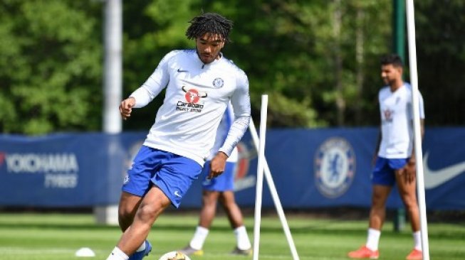 Pemain muda Chelsea Reece James mengikuti sesi latihan [AFP]