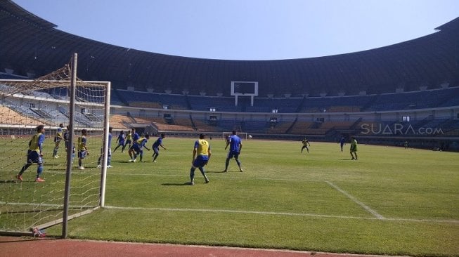 Para pemain Persib Bandung melakukan latihan rutin di Stadion Gelora Bandung Lautan Api (GBLA), Bandung, Jawa Barat, Rabu (21/8/2019). [Suara.com/Aminuddin]