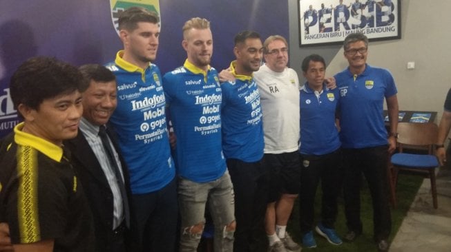 Ketiga pemain anyar Persib, Omid Nazari, Nick Kuipers dan Kevin Van Kippersluis berfoto bareng dengan pelatih kepala Persib Robert Rene Alberts di Grha Persib, Jalan Sulanjana, Bandung, Selasa (20/8/2019). [Suara.com/Aminuddin]