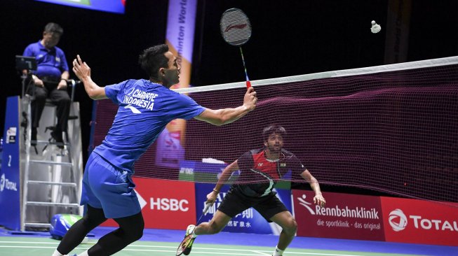 Pebulu tangkis Indonesia Jonatan Christie berusaha mengembalikan kok ke pebulu tangkis India Sai Praneeth Bhamidipati pada babak perempat final Kejuaraan Dunia Bulu Tangkis 2019 di St. Jakobshalle, Basel, Swiss, Jumat (23/8). [ANTARA FOTO/Hafidz Mubarak]