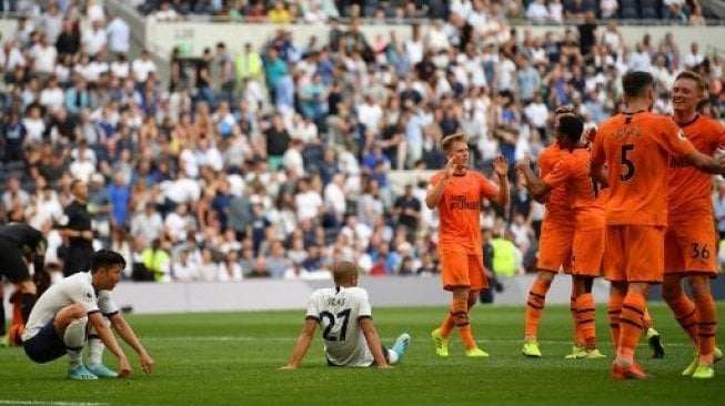 Reaksi pemain Tottenham Hotspur Son Heung-Min (kiri) setelah skuatnya dikalahkan Newcastle United di Tottenham Hotspur Stadium.Daniel LEAL-OLIVAS / AFP