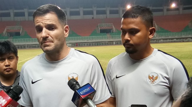 Pelatih Timnas Indonesia Simon McMenemy saat memberikan keterangan kepada wartawan usai pertandingan uji coba melawan Persika Karawang di Stadion Pakansari, Cibinong, Bogor, Minggu (25/8/2019). (Suara.com/ Adie Prasetyo) 