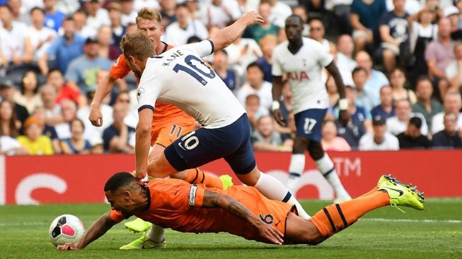 Kapten Tottenham Hotspur, Harry Kane dilanggar bek Newcastle United, Jamal Lascelles pada lanjutan Liga Primer Inggris 2019/20, Minggu (25/8/2019). (DANIEL LEAL-OLIVAS / AFP)