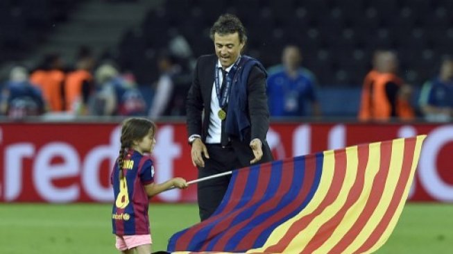 Luis Enrique bersama putrinya bernama Xana. (LLUIS GENE / AFP)