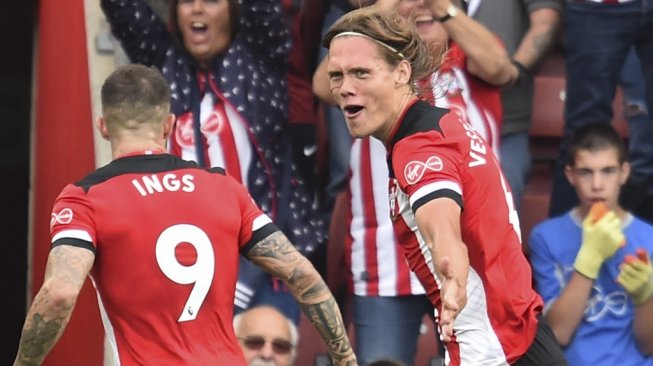 Bek Southampton, Jannik Vestergaard (kanan), merayakan gol penyeimbang timnya atas Manchester United, dalam pekan keempat Liga Inggris 2019/20 di St. Mary's Stadium, Sabtu (31/8/2019). [AFP/Glyn Kirk]