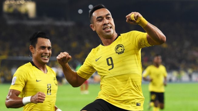 Striker Timnas Malaysia, Norshahrul Idlan Talaha (R), melakukan selebrasi setelah mencetak gol ke gawang Timnas Myanmar di Stadion Nasional Bukit Jalil di Kuala Lumpur pada 24 November 2018. (MOHD RASFAN/AFP).