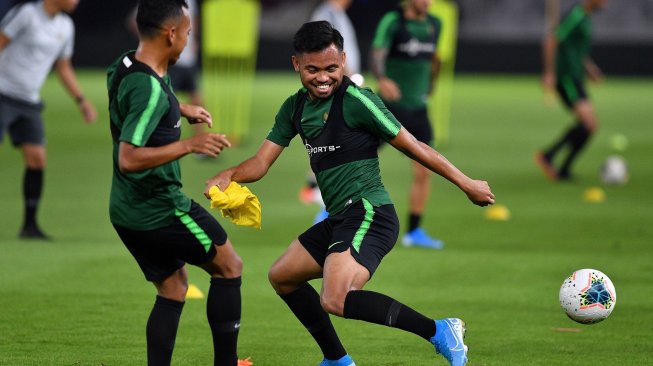 Pemain Timnas Indonesia Saddil Ramdani (kanan) dan Irfan Jaya saat berlatih di Stadion Utama Gelora Bung Karno, Jakarta, Minggu (1/9/2019) sebagai persiapan melawan Timnas Malaysia di kualifikasi Piala Dunia Qatar 2022. ANTARA FOTO/Sigid Kurniawan.