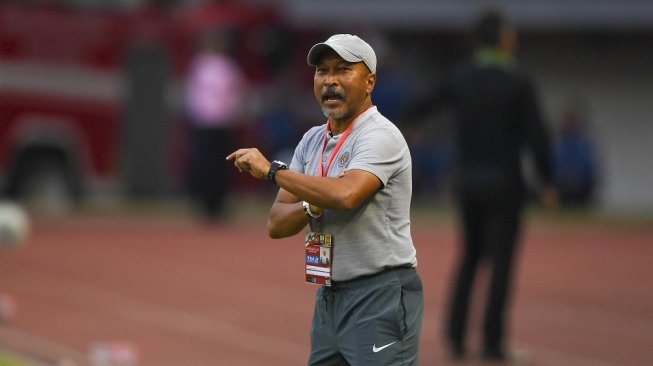 Pelatih kepala timnas U-19 Indonesia Fakhri Husaini memberikan instruksi kepada para pemainnya pada pertandingan persahabatan melawan timnas Iran di Stadion Patriot Candrabhaga, Bekasi, Jawa Barat, Sabtu (7/9/2019). Timnas U-19 Indonesia dikalahkan Iran dengan skor 2-4. ANTARA FOTO/Nova Wahyudi/aww.