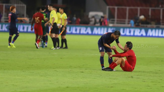 Pemain Timnas Indonesia Stefano Lilipaly bersalaman dengan pemain Timnas Thailand dalam Kualifikasi Piala Dunia 2022 Zona Asia Grup G di Stadion Utama Gelora Bung Karno, Senayan, Jakarta, Selasa (10/9).[Suara.com/Arya Manggala]