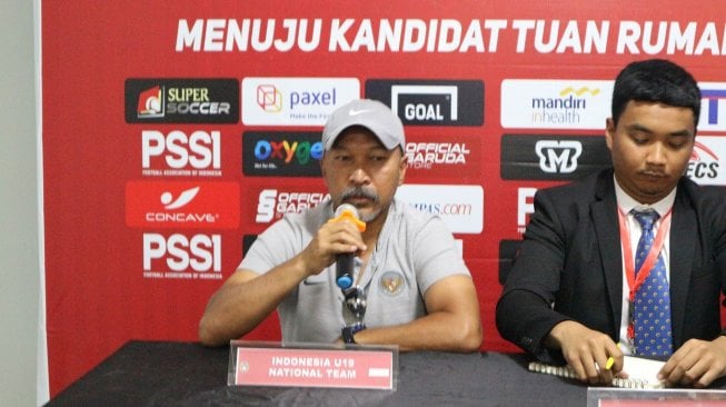 Pelatih Timnas Indonesia U-19 saat memberi keterangan jelang Indonesia U-19 vs Iran di Stadion Mandala Krida, Yogyakarta, Selasa (10/9/2019). (Muhammad Ilham Baktora/Suara.com)