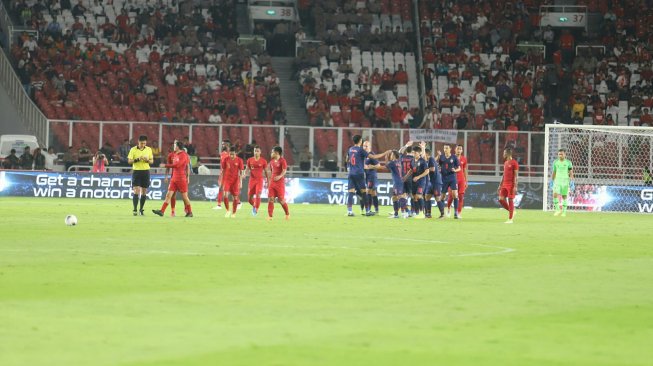 Pemain Timnas Thailand merayakan gol dalam Kualifikasi Piala Dunia 2022 Zona Asia Grup G di Stadion Utama Gelora Bung Karno, Senayan, Jakarta, Selasa (10/9). [Suara.com/Arya Manggala]