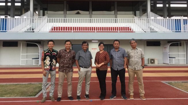 Sekjen PSSI, Ratu Tisha, saat mengunjungi Stadion Mandala Krida. (Istimewa).