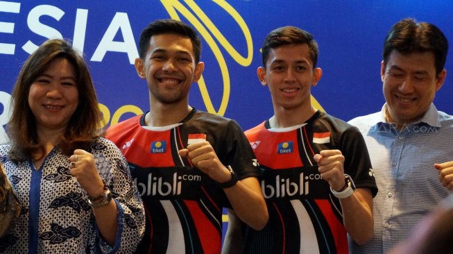 Pasangan ganda putra Indonesia, Fajar Alfian/Muhammad Rian Ardianto (tengah), bersama Kabid Binpres PBSI Susy Susanti (kiri), dan legenda bulutangkis Indonesia, Alan Budikusuma, di Hotel Ritz Carlton, Jakarta, Rabu (11/9/2019). [Suara.com/Arief Apriadi]