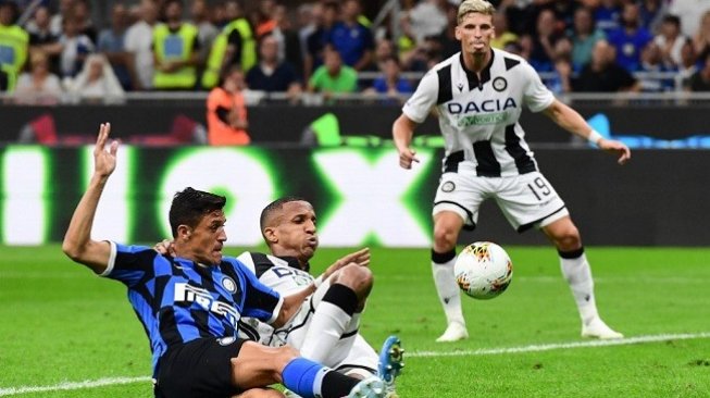 Striker anyar Inter Milan Alexis Sanchez menjalani debut pertama di laga Serie A Liga Italia melawan Udinese di Stadion Guseppe Meazza, Minggu (15/9/2019) dini hari WIB. (AFP)