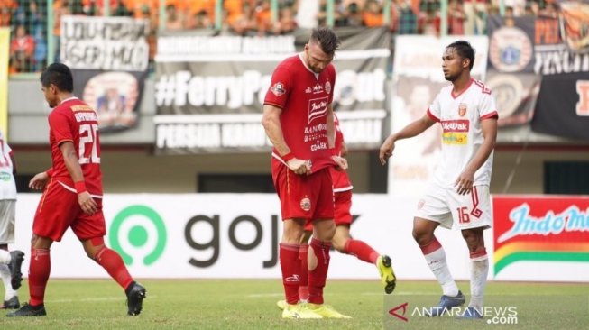 Pemain Persija Marko Simic (tengah) tertunduk usia timnya kalah 0-1 dari Perseru Badak Lampung pada kompetisi Shopee Liga 1 di Stadion Patriot Candrabhaga, Bekasi, Jawa Barat, Minggu (1/9/2019). ANTARA/HO-Persija/aa. (Handout Persija) 