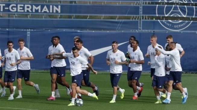 Para pemain Paris Saint-Germain melakukan pemanasan sebelum latihan menjelang laga menghadapi Real Madrid di fase grup A Liga Champions. GEOFFROY VAN DER HASSELT / AFP