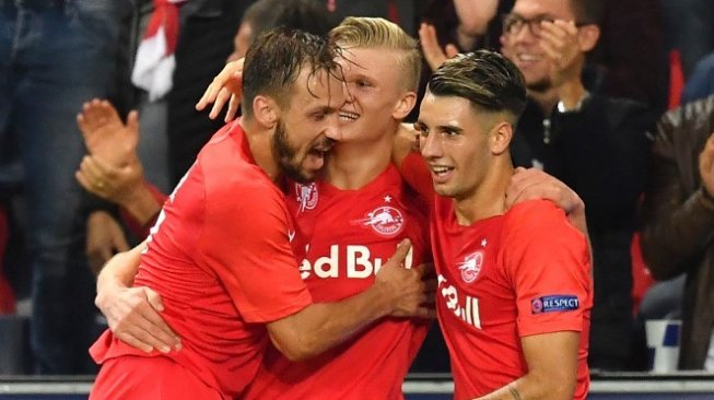 Penyerang Salzburg, Erling Braut Haaland (tengah) merayakan gol bersama rekan setimnya saat melakoni laga perdana Liga Champions 2019/20 antara Salzburg vs KRC Genk di Stadion Red Bull Arena, Rabu (18/9/2019). (JOE KLAMAR / AFP)