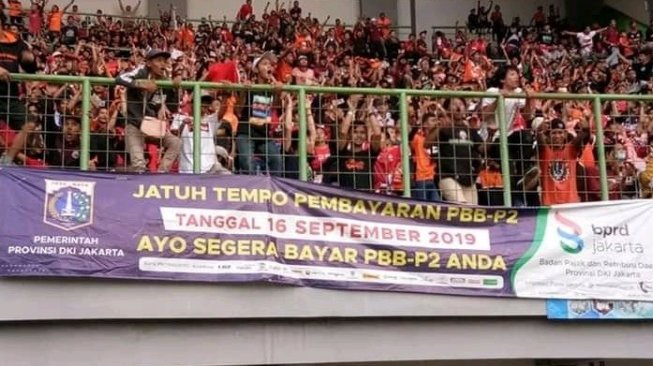 Spanduk nyeleneh Jakmania. [Twitter]