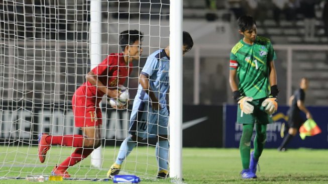 Pemain Timnas Indonesia U-16 Aditiya Daffa mengambil bola usai mencetak gol ke gawang Timnas Kepulauan Mariana Utara pada Kualifikasi Piala Asia U-16 2020 di Stadion Madya, Jakarta, Rabu (18/9). Timnas Indonesia U-16 menang dengan skor 15-1. [Suara.com/Arya Manggala]