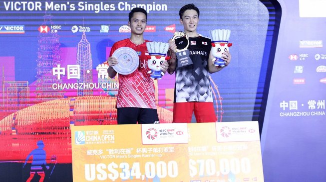 Pebulutangkis tunggal putra Indonesia, Anthony Sinisuka Ginting (kiri), menjadi runner-up China Open 2019 usai kalah rubber game dari Kento Momota (Jepang), Minggu (22/9). [Humas PBSI]