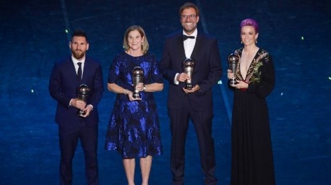 Peraih pemain terbaik FIFA Lionel Messi, Pelatih terbaik putri FIFA Jill Ellis, pelatih terbaik putra FIFA  Juergen Klopp dan Pemain terbaik putri FIFA Megan Rapinoe berpose di akhir acara seremoni The Best FIFA Football Awards di Milan. Marco Bertorello / AFP