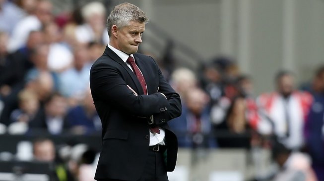 Manajer Manchester United, Ole Gunnar Solskjaer di pinggir lapangan saat timnya menghadapi West Ham United dalam laga Liga Inggris 2019/2020 di London Stadium, Minggu (22/9/2019) malam WIB. [Ian KINGTON / AFP]