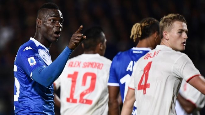 Penyerang Brescia, Mario Balotelli melakoni laga perdananya bersama klub pada gelaran Liga Italia 2019/20 menghadapi Juventus di Stadion Mario Rigamonti, Rabu (25/9/2019). (Marco Bertorello / AFP)