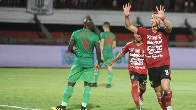 Pesepak bola Bali United Ilija Spasojevic (kanan) melakukan selebrasi usai mencetak gol ke gawang Kalteng Putra saat pertandingan Liga 1 2019 di Stadion Kapten I Wayan Dipta, Gianyar, Bali, Minggu (29/9/2019). ANTARA FOTO/Fikri Yusuf